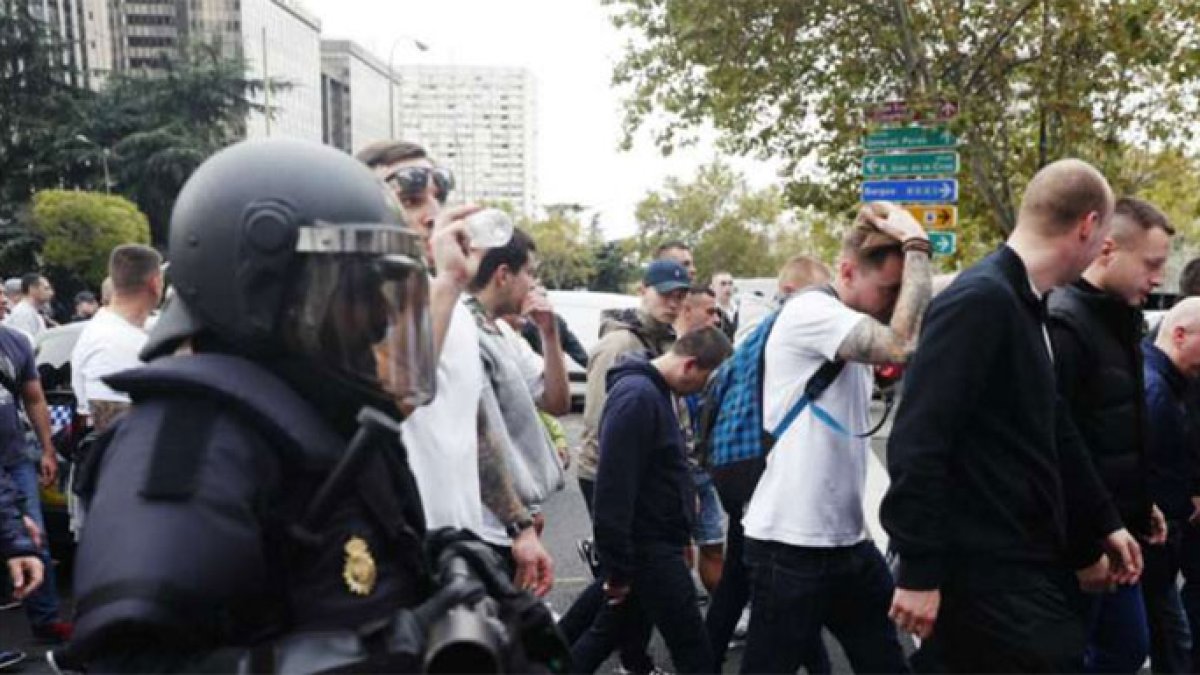 Las imágenes más impactantes de la agresión de hinchas del Legia a la Policía