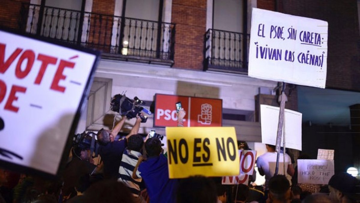 Una concentración anterior de militantes del PSOE a las puertas de Ferraz.
