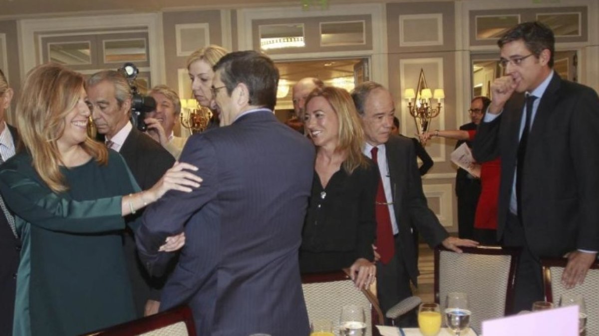 Susana Díaz saluda a Patxi López ante la atenta mirada de Eduardo Madina