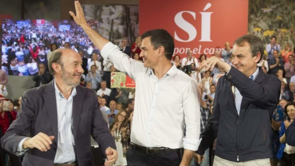 Sánchez, entre sus antecesores en la secretaría general, Alfredo Pérez Rubalcaba y José Luis Rodríguez Zapatero
