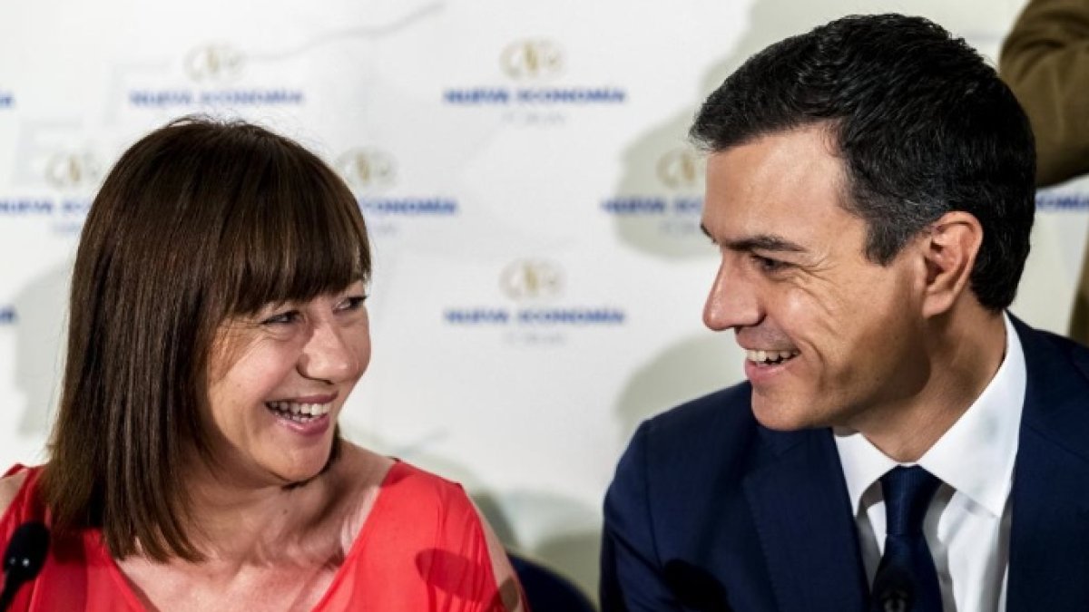La presidenta de Baleares, junto a Pedro Sánchez cuando este lideraba el PSOE