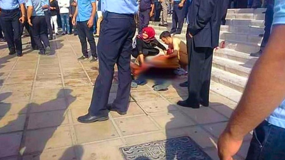 El cuerpo sin vida del escritor en las inmediaciones del Tribunal de Justicia.