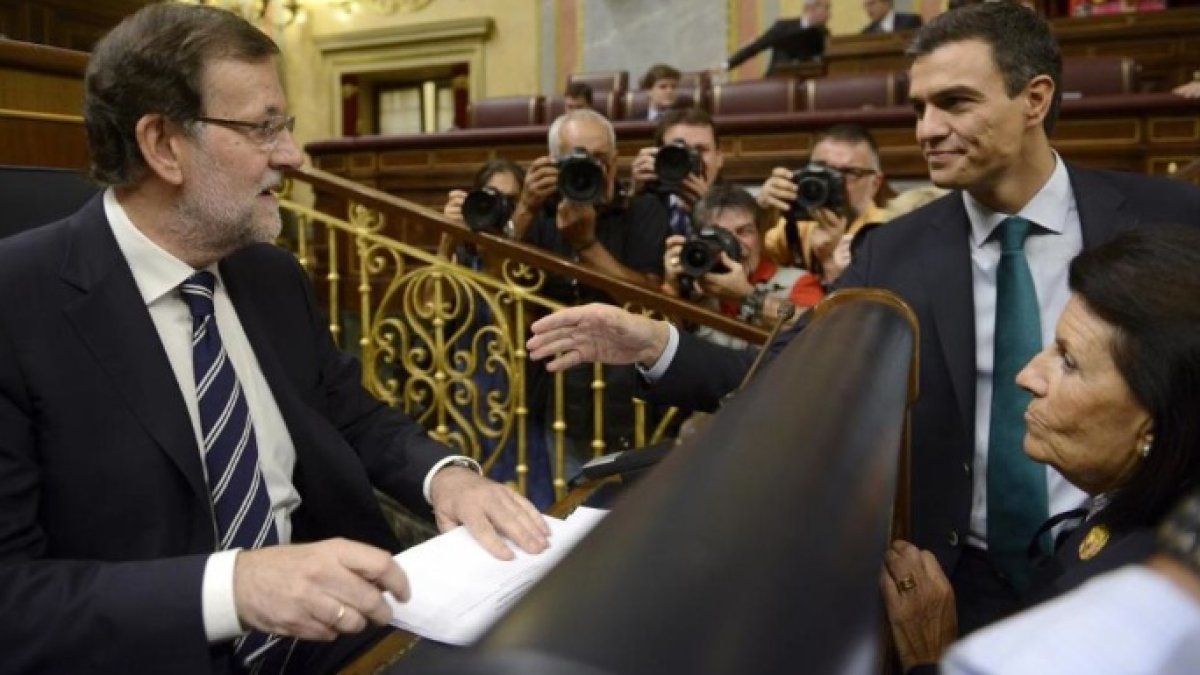 Rajoy y Sánchez se saludan en el Congreso