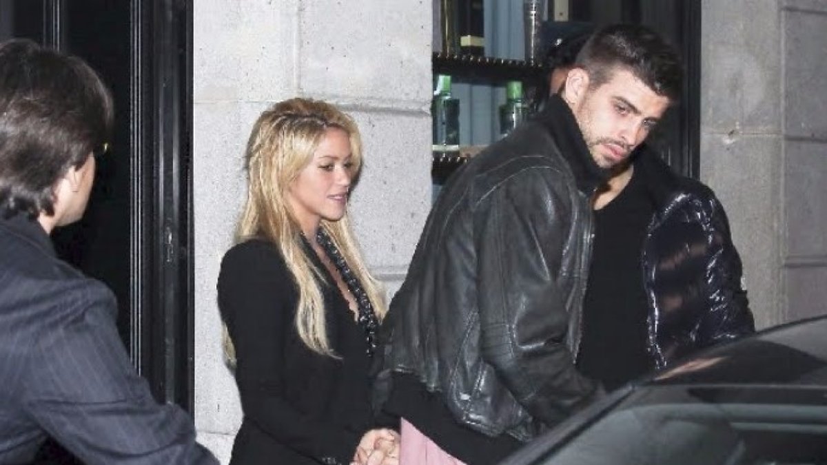 Piqué pierde los papeles con una reportera mientras Shakira mira a otro lado