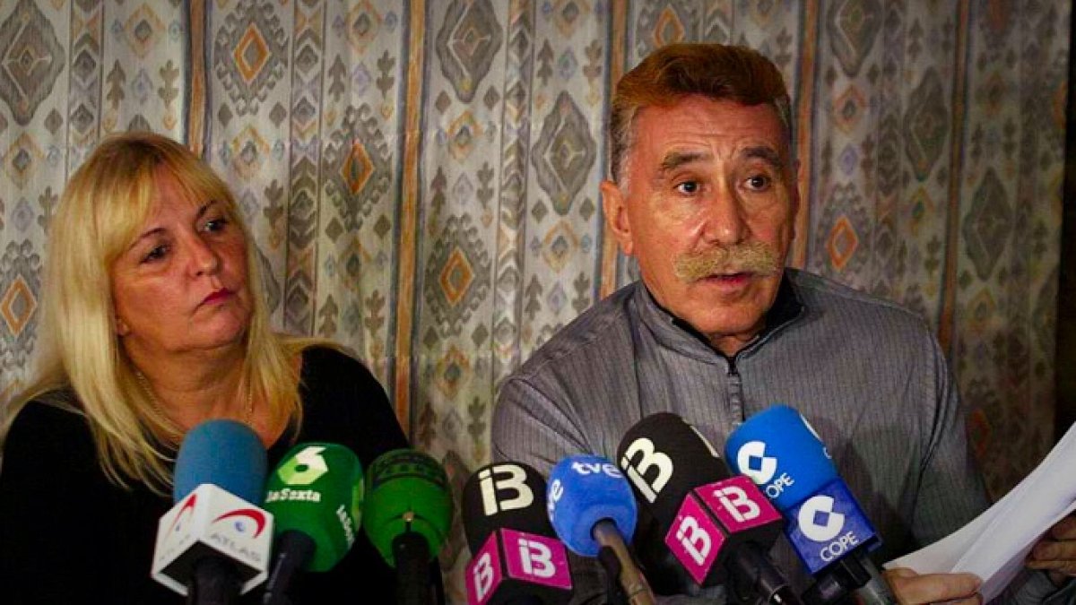 La madre de la niña agredida junto a su abogado, García Montes.