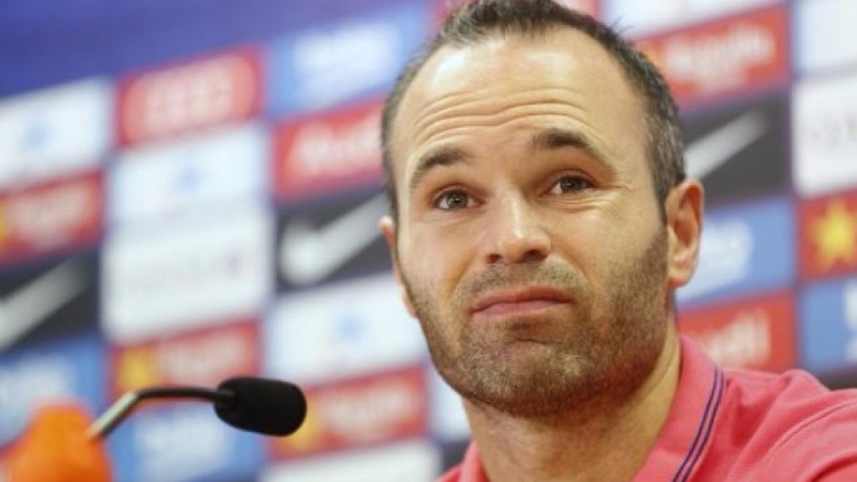 Un periodista catalán busca malmeter a Iniesta contra España y se lleva una coz