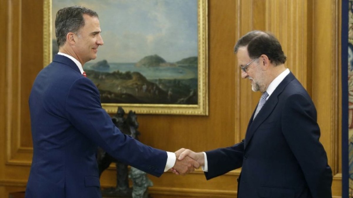 El Rey, recibiendo en audiencia este jueves a Rajoy