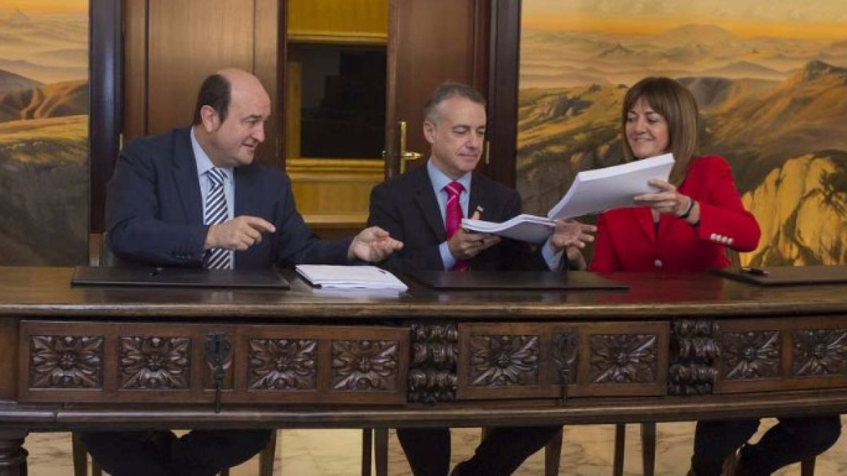 Ortuzar, Urkullu y Mendia durante la firma del pacto vasco.