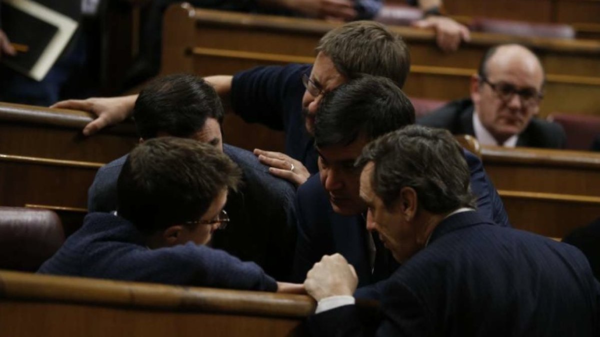 El secretario de Estado de Relaciones con la Cortes negocia con Errejón, Garzón y Domenech el minuto de silencio por Rita Barberá