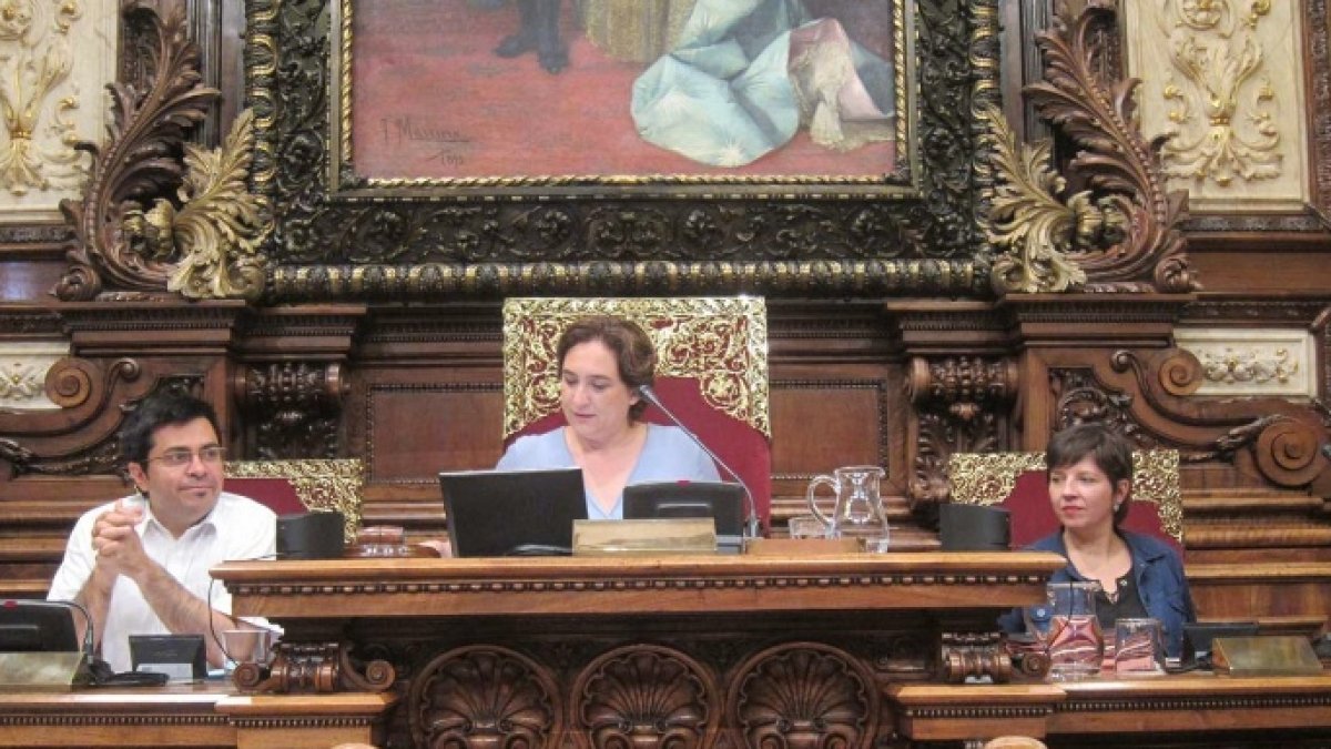 Ada Colau, A su izquierda, su polémico teniente de alcalde Pisarello