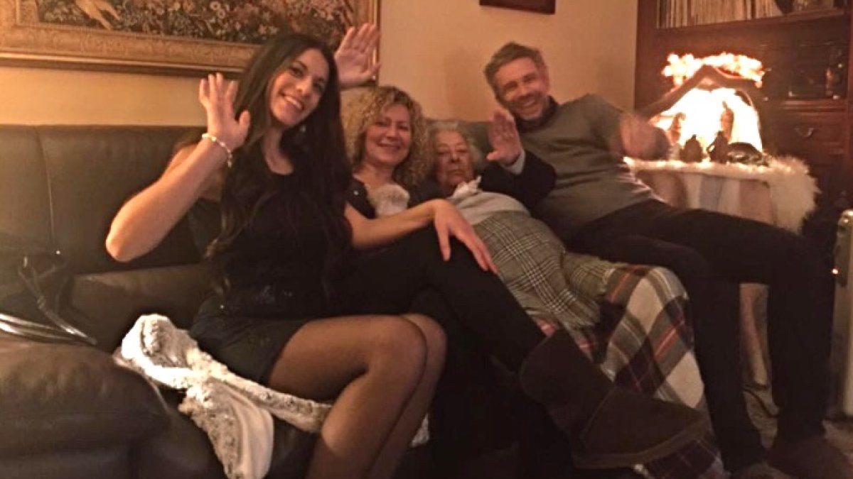 Diana, su madre y su abuela, en una foto de las pasadas Navidades.