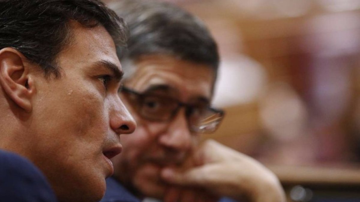 Pedro Sánchez conversa con Patxi López.