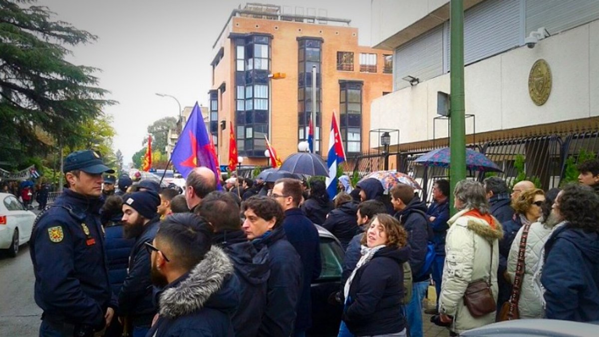 Detractores y seguidores de Fidel Castro se han enfrentado en Madrid. La Policía ha tenido que intervenir.