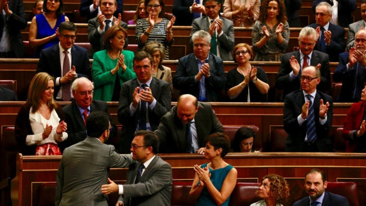 La bancada socialista aplaude a su portavoz, Antonio Hernando, tras su intervención este jueves en el debate de investidura