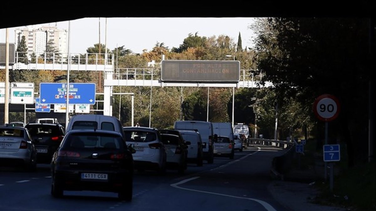 Miles de madrileños han tenido que dejar sus vehículos en casa.