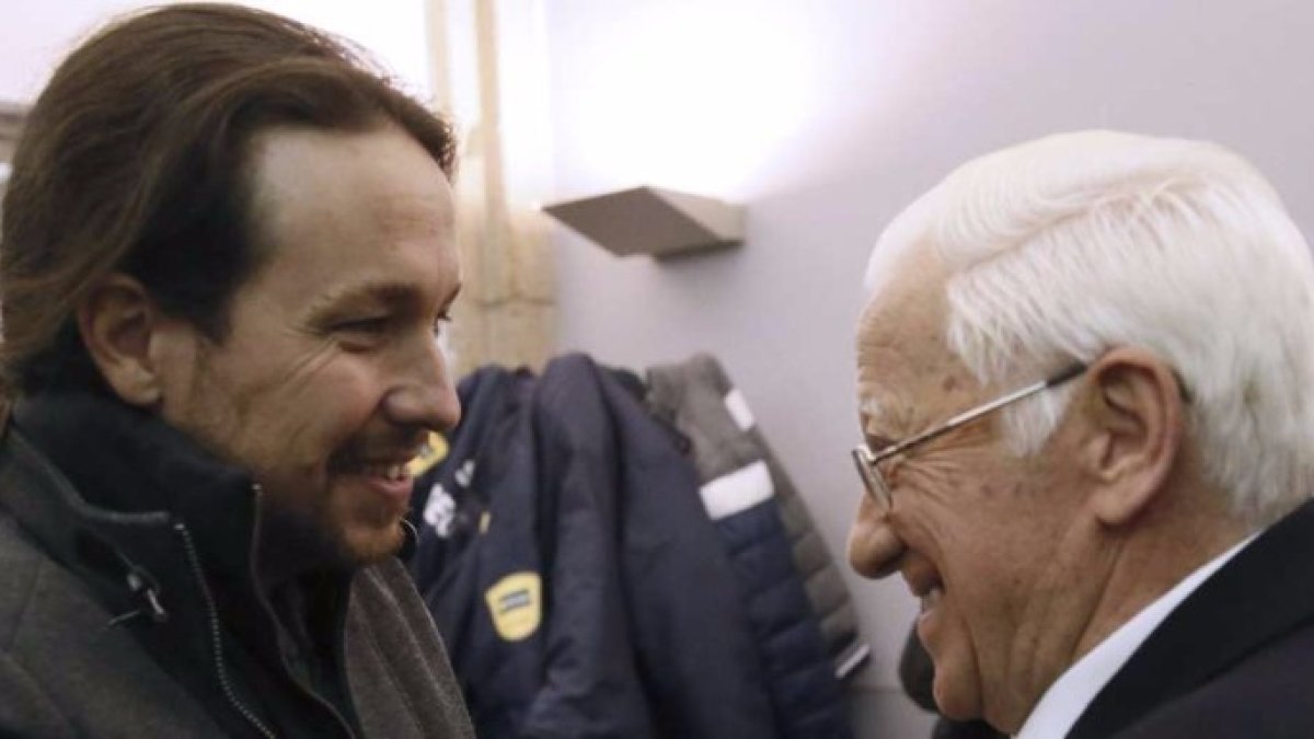 El padre Ángel junto a Pablo Iglesias.