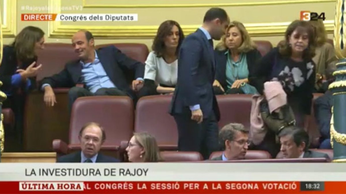 El beso de Viri y Javier Fernández en la tribuna termina de hundir al PSOE