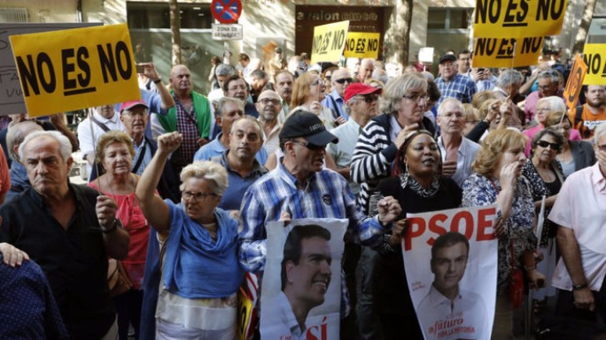 Militantes a las puertas de Ferraz en una imagen de archivo.