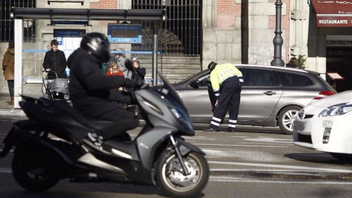 Un agente de movilidad controla el tránsito de vehículos.
