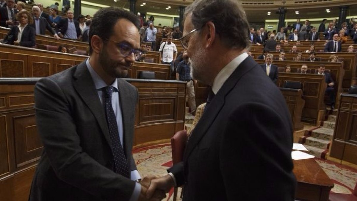 El primer barómetro tras la investidura de Rajoy destroza lo que queda del PSOE