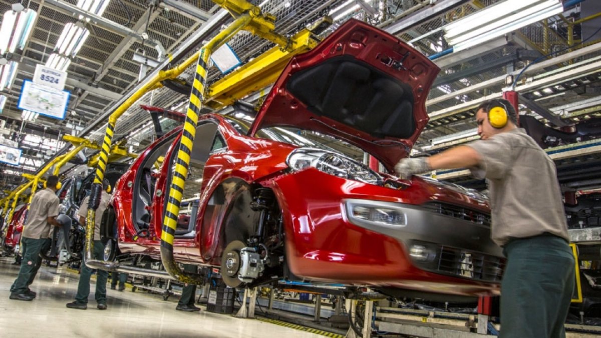 La industria de automoción impulsa el superávit comercial un 27,5%