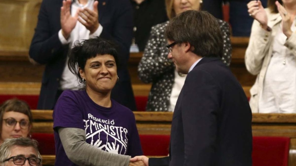 La portavoz de la CUP, Anna Gabriel, saluda a Carles Puigdemont.
