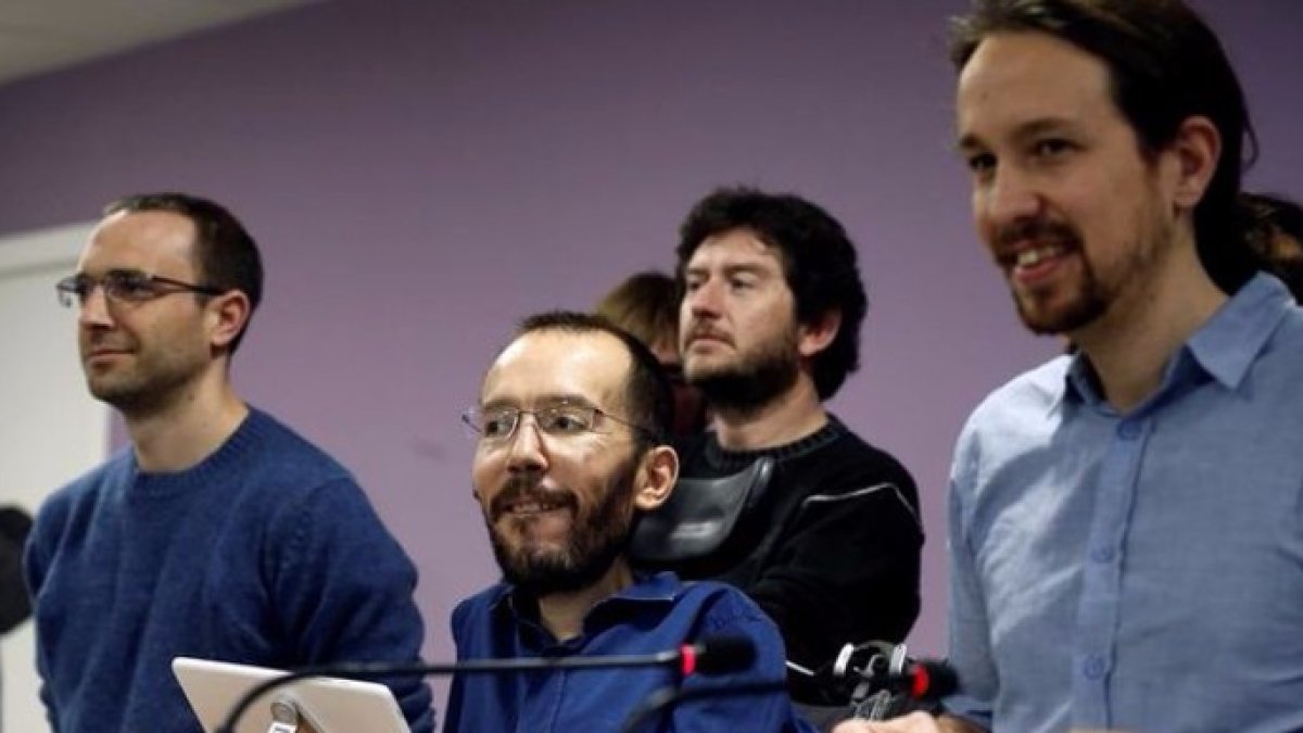 Alberto Jarabo, líder de Podemos Baleares, entre Echenique e Iglesias.