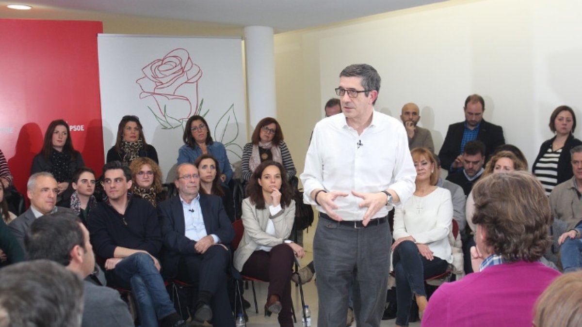 El candidato Patxi López en un acto de la precampaña para las primarias en Fuenlabrada.