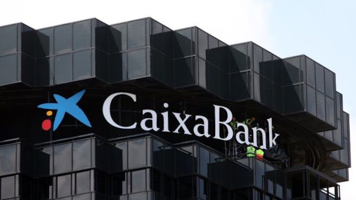 Caixabank gana un 29% más y lidera la banca minorista