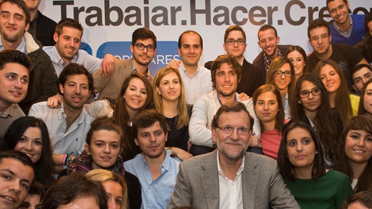 Rajoy junto a Beatriz Jurado y otros miembros de NNGG.