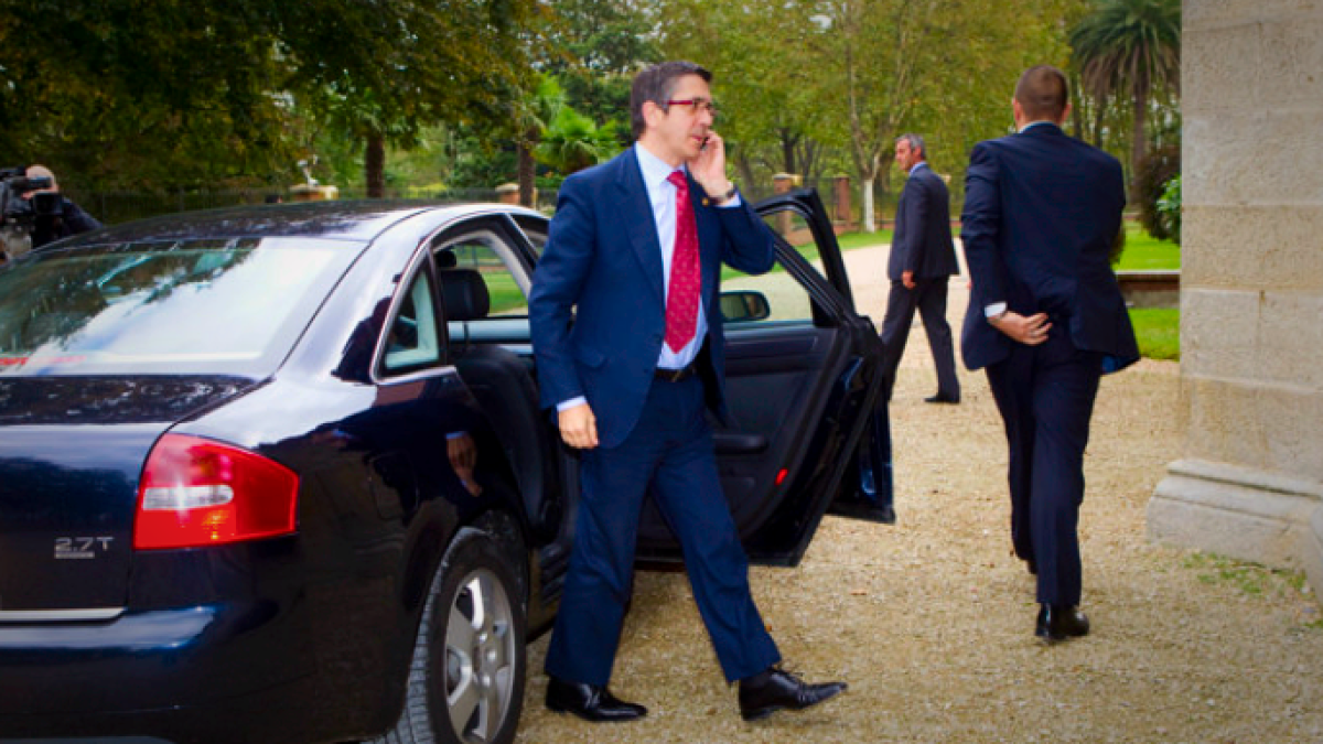 Patxi López saliendo de su coche oficial, en una imagen de archivo.