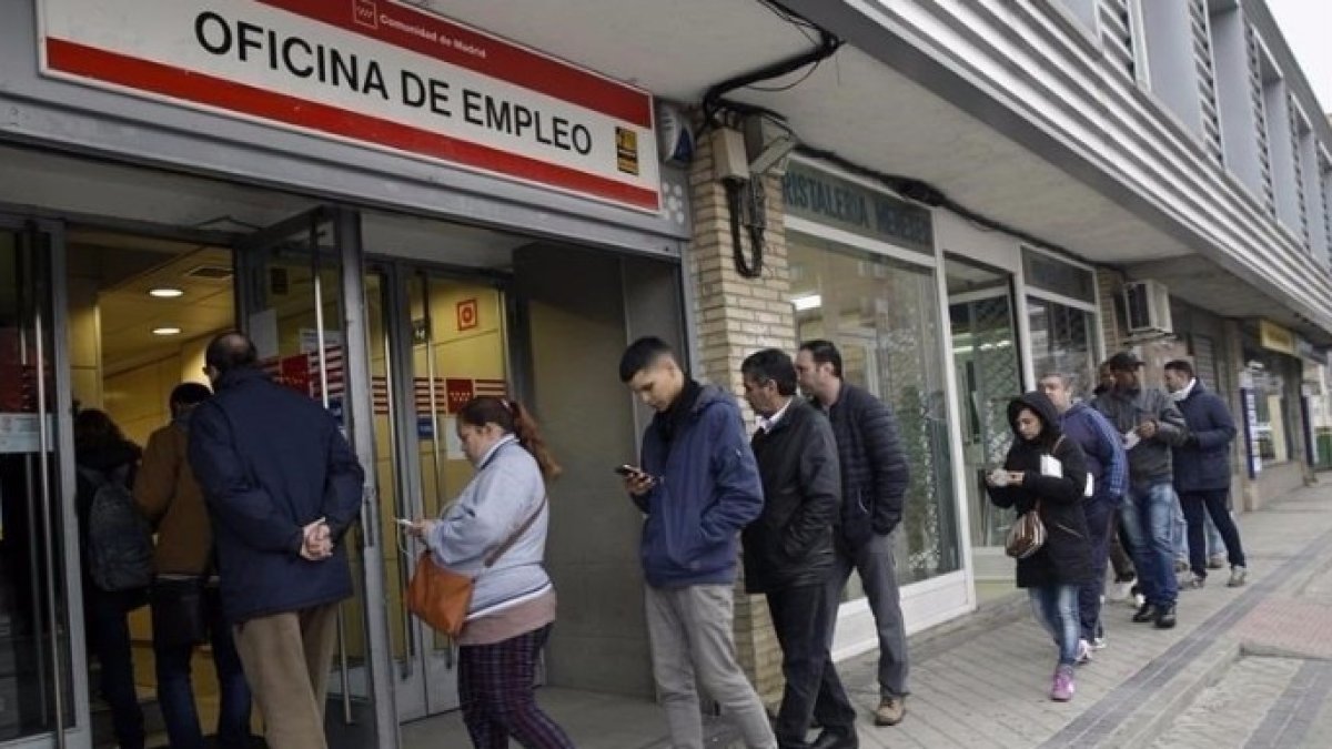 Baja el paro 9.355 personas y registra el mejor mes de febrero desde el año 2005