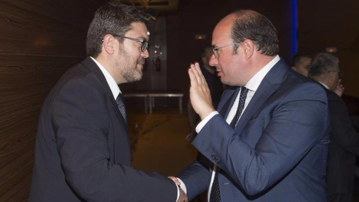 Pedro Antonio Sánchez, a la derecha, con Miguel Sánchez.
