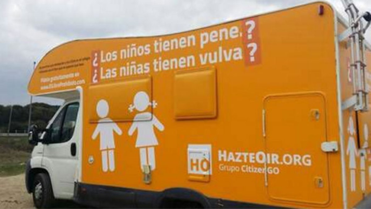 Un futbolista de la Liga española se mete en el debate del autobús de Hazte Oír