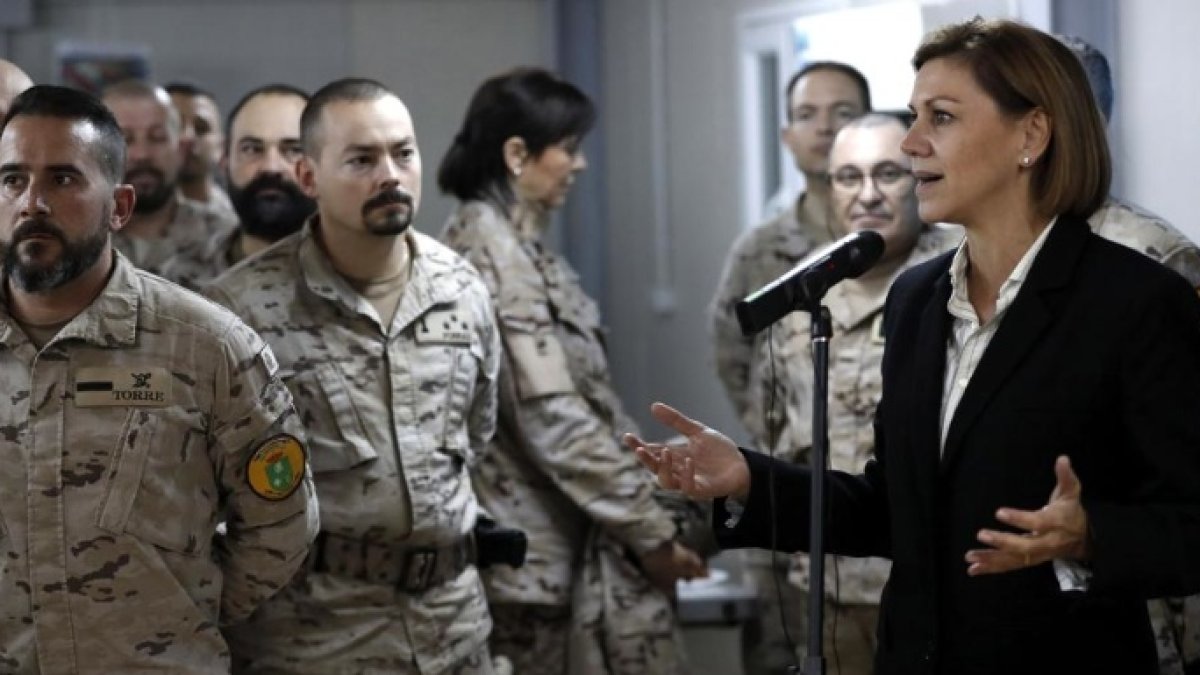 La ministra de Defensa, María Dolores de Cospedal, durante su reciente visita al contingente español en Irak.