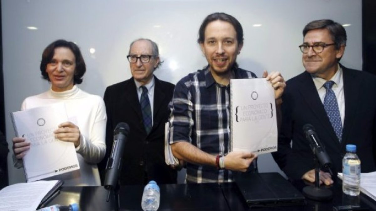 Navarro, entre Bescansa e Iglesias y junto a Juan Torres.