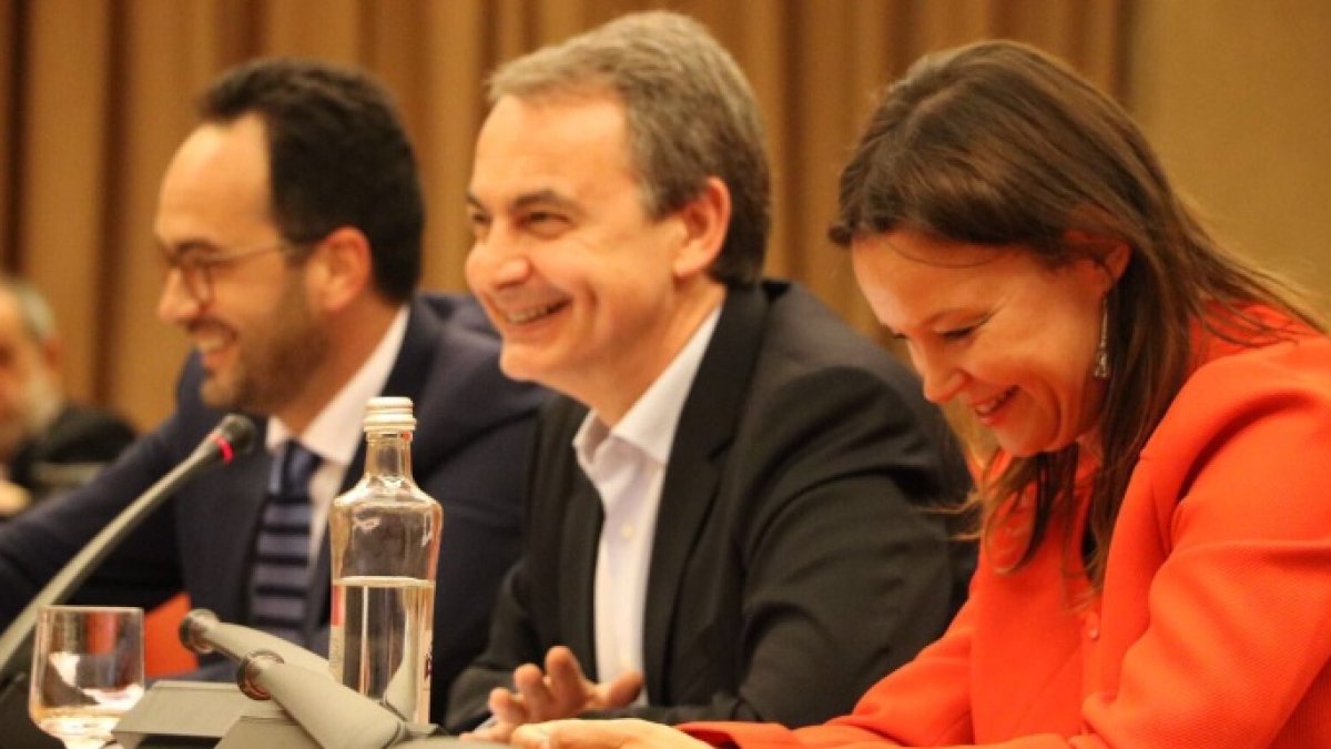 Zapatero, entre Antonio Hernando y la exministra Leyre Pajín.