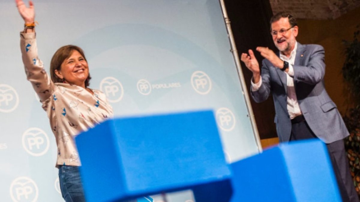 Rajoy aplaude a la presidenta del PP valenciano, Isabel Bonig.
