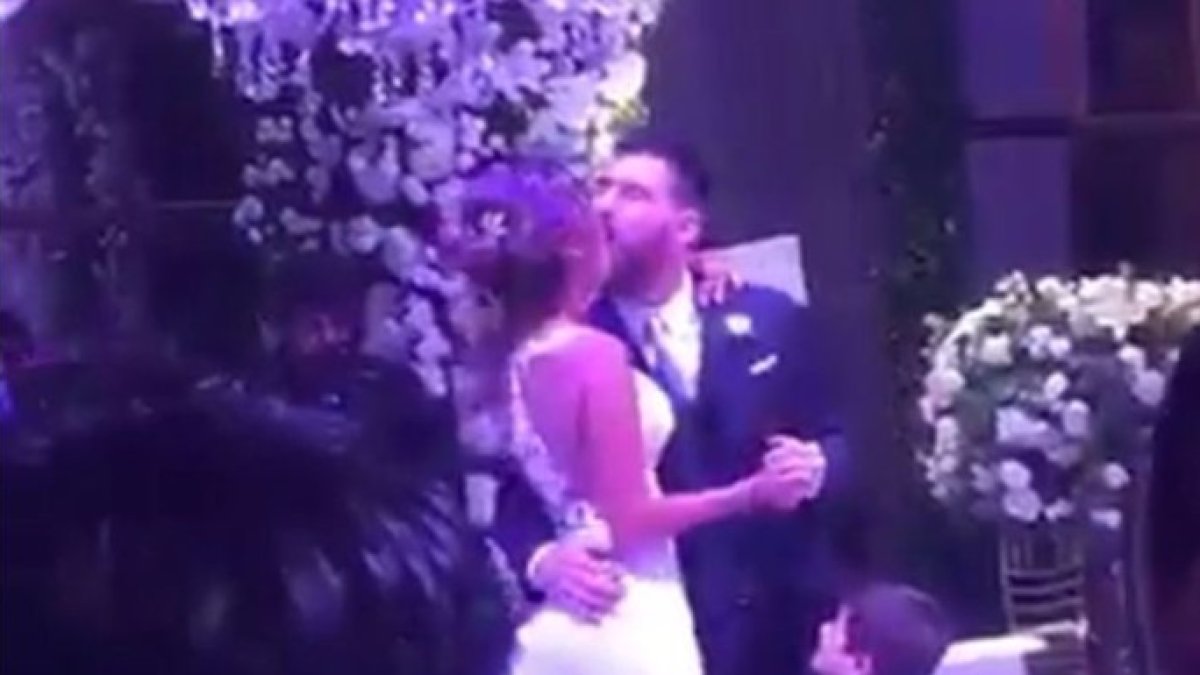 El vídeo del inverosímil beso de Messi a Antonella que arrasa días después