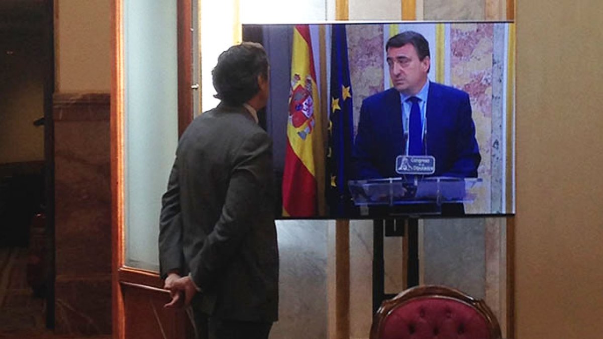 Rafael Hernando observa la intervención de Aitor Esteban.