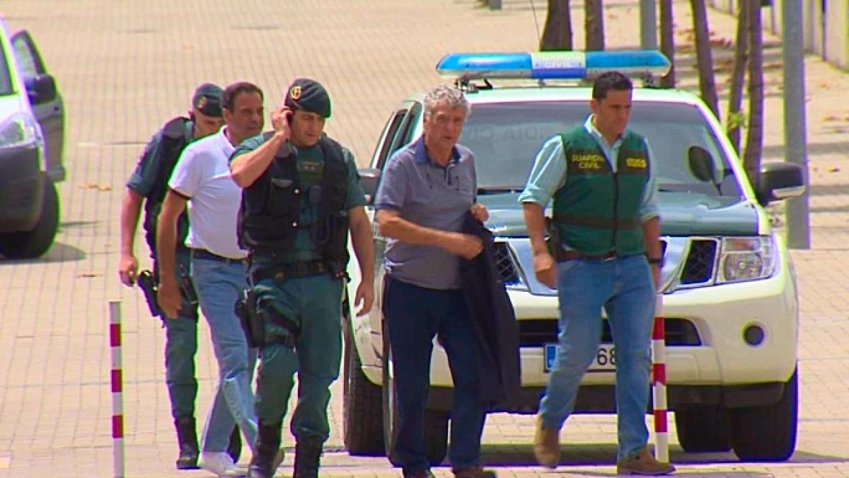 El apartado presidente de la RFEF custodiado por la Guardia Civil.