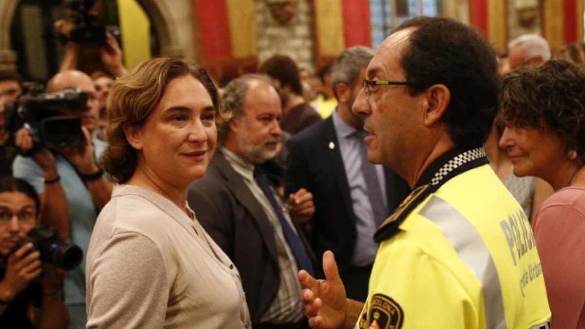 Colau, en un acto, con el responsable de la Guardia Urbana.