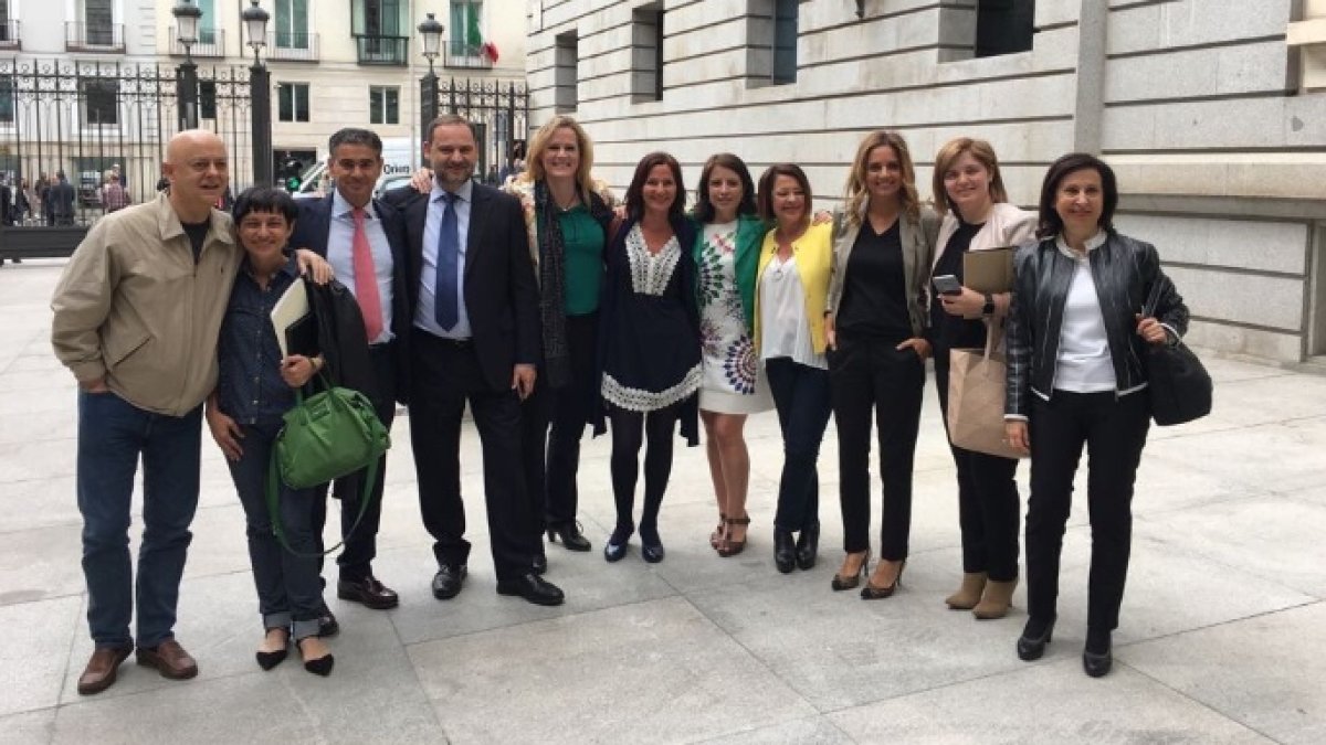 Los diputados pedristas, este jueves, posando sonrientes tras conocer el recuento de avales.