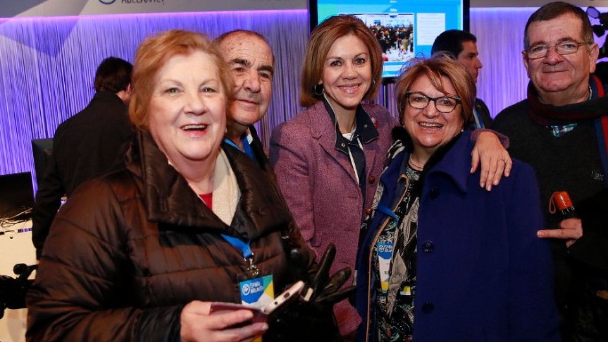 Cospedal junto a varios compromisarios.