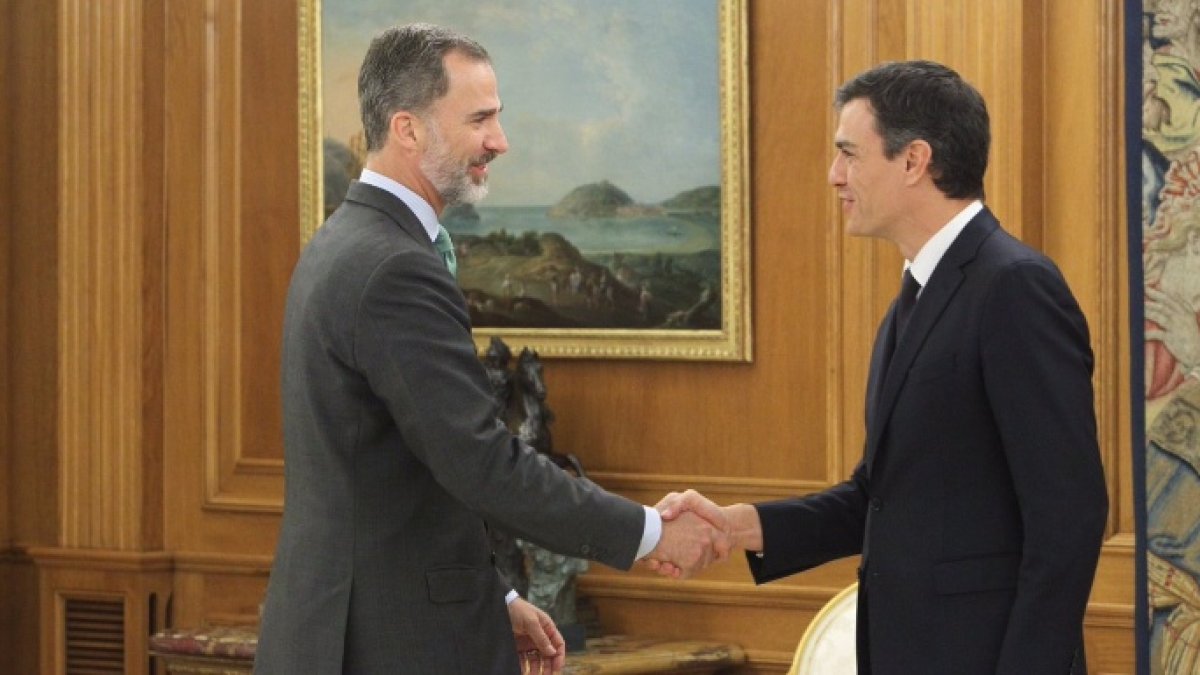 Felipe VI con Pedro Sánchez, este martes en La Zarzuela.