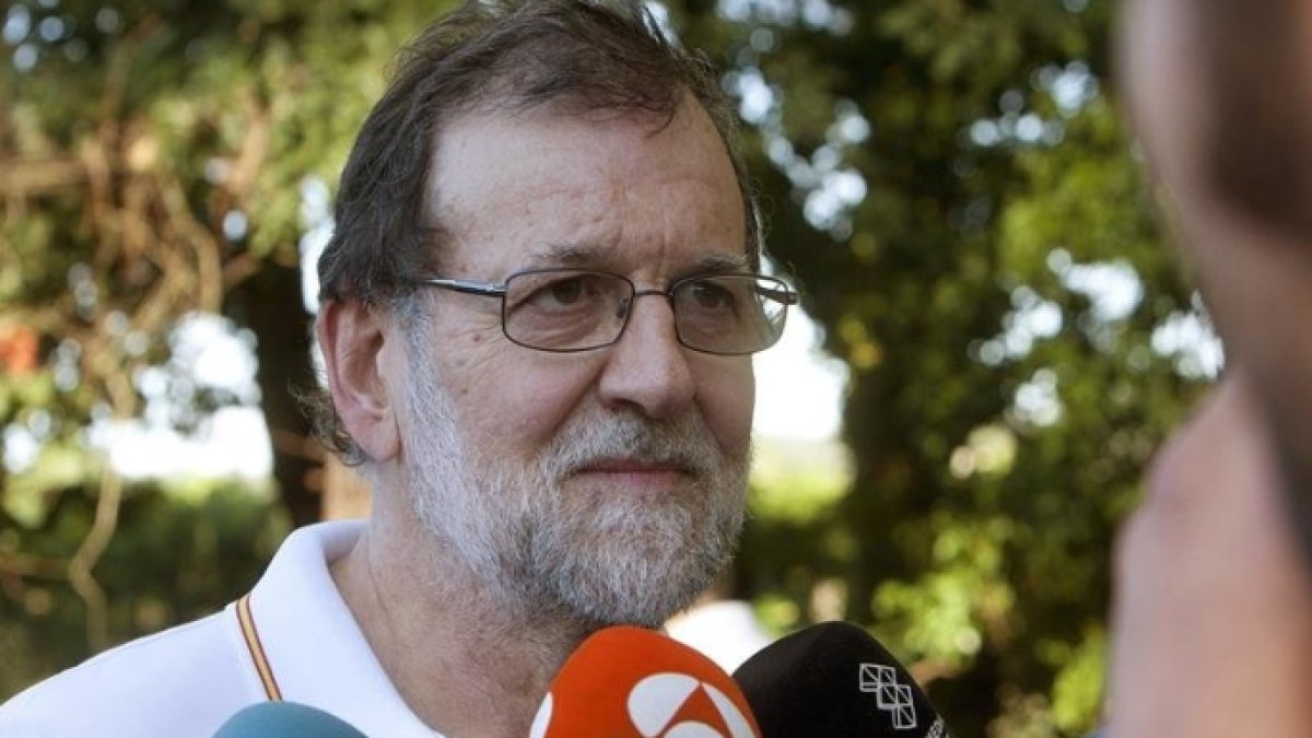Rajoy, este miércoles, atendiendo a los medios en Ribadumia.