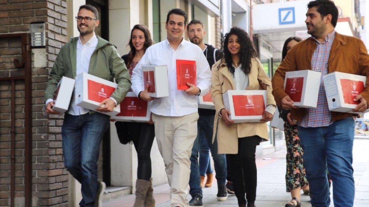 Miembros del equipo de Susana Díaz entregando este jueves sus avales.