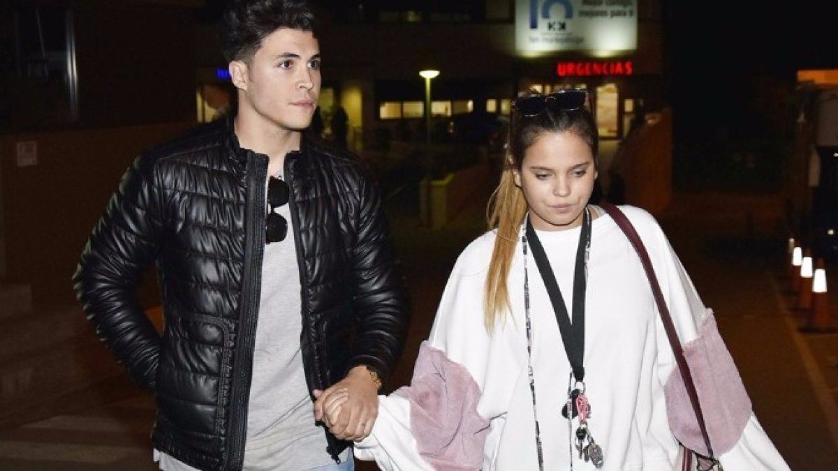 Gloria Camila, hija de Ortega Cano, visiblemente afectada por el ingreso hospitalario de su padre.