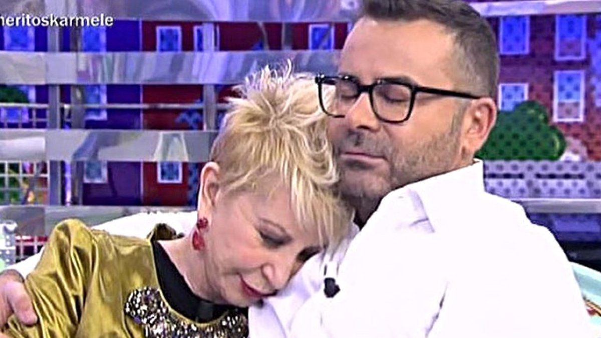 Karmele Marchante llora en el hombro de Jorge Javier Vázquez tras una bronca en plató. FOTO: Telecinco.