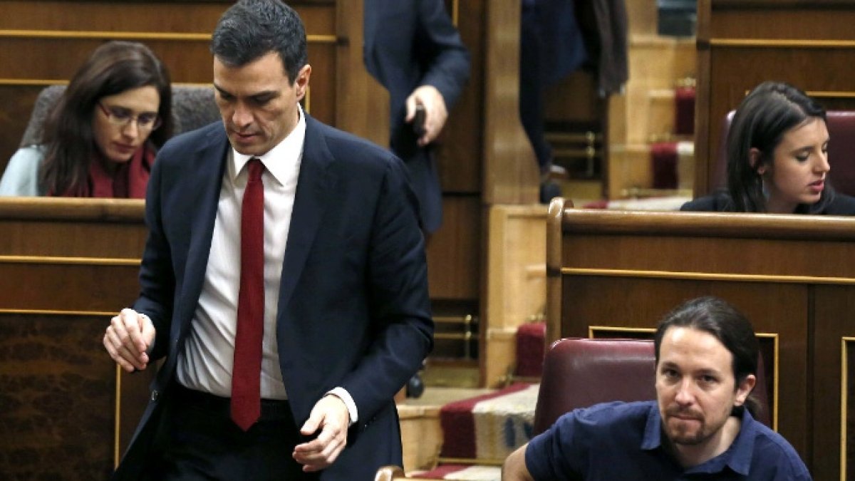 Pedro Sánchez y Pablo iglesias, en el Congreso antes de la renuncia al escaño del primero.